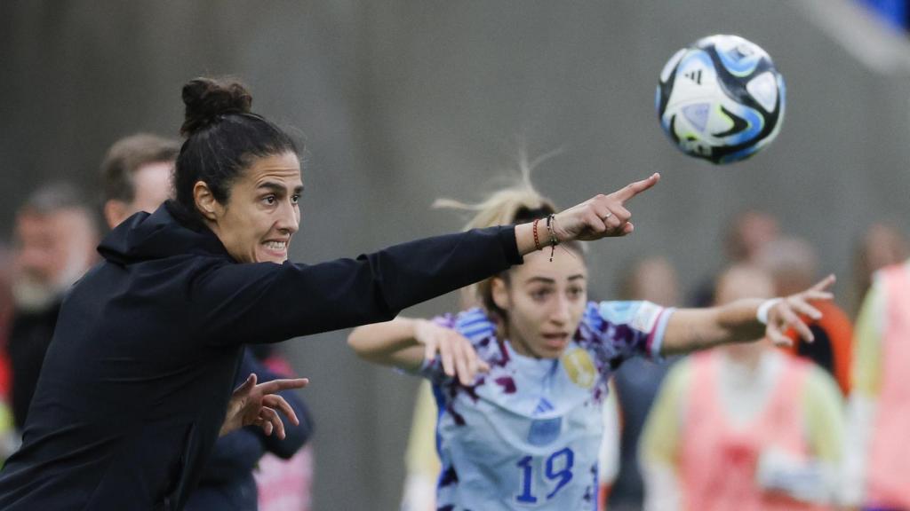 Montse Tomé da instrucciones con Olga carmona al fondo.