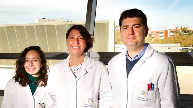 Javier García Martínez con su equipo de investigación en la Universidad de Alicante.