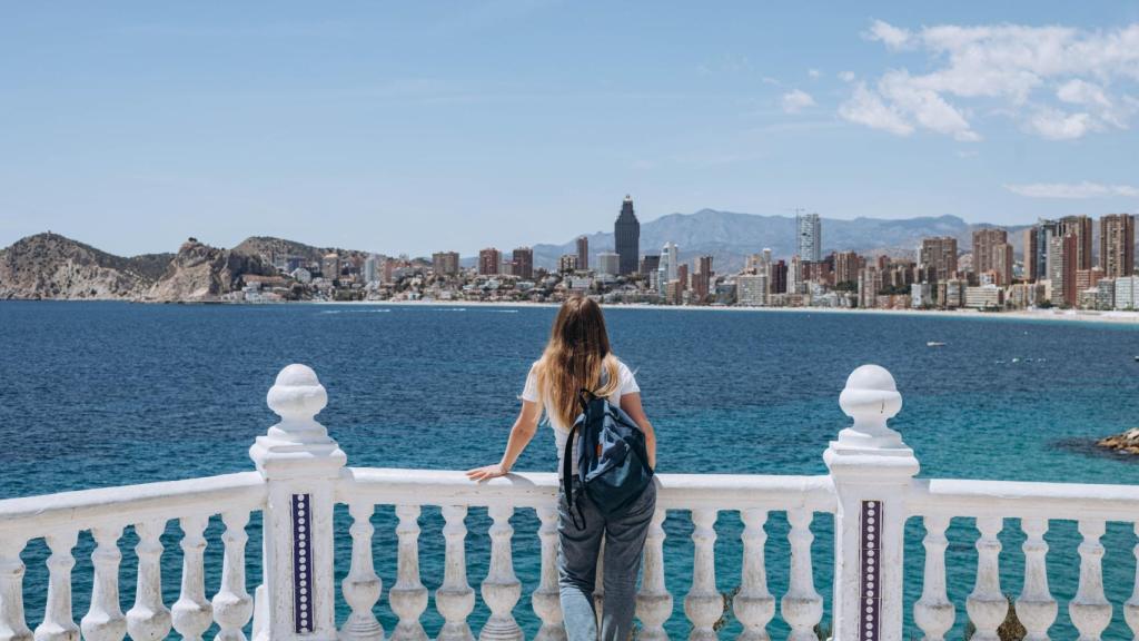 Una turista en el Balcón de Europa en Benidorm, en una imagen de archivo.
