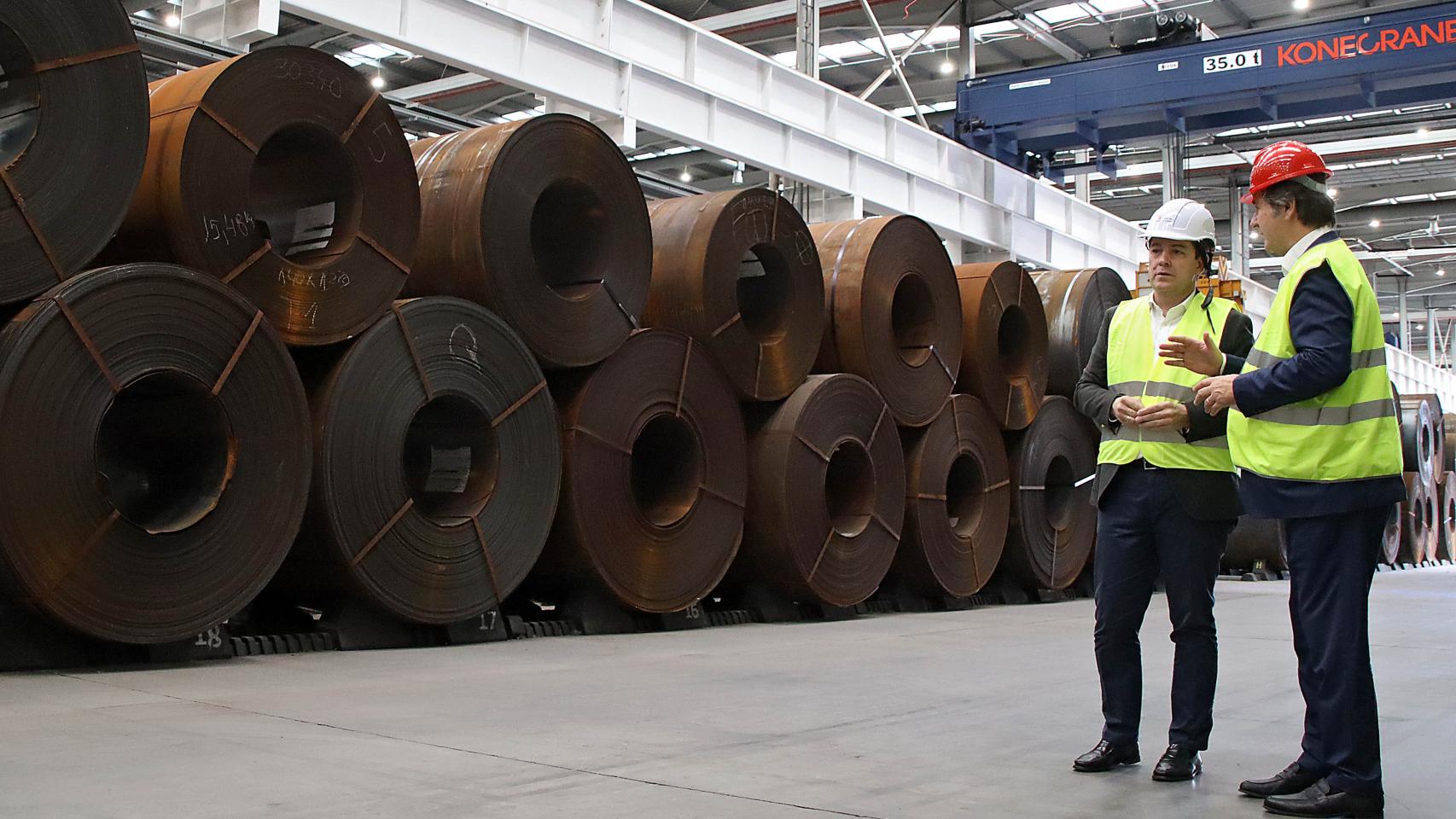 El presidente de la Junta, Alfonso Fernández Mañueco, durante su visita a la planta Coated Solutions León, en el polígono de Villadangos del Páramo, este viernes.