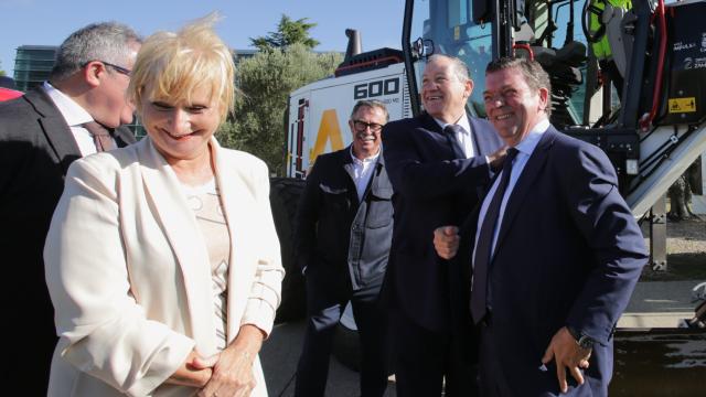 El consejero de la Presidencia, Luis Miguel González Gago, asiste a la entrega y puesta en servicio de nuevos vehículos para el parque de maquinaria de la Diputación de Zamora.