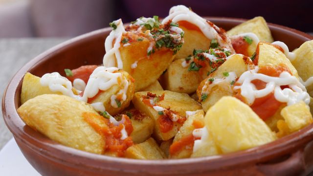 Una ración de patatas bravas