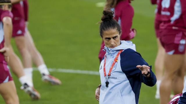 Montse Tomé da instrucciones en el entrenamiento previo al partido contra Suecia.
