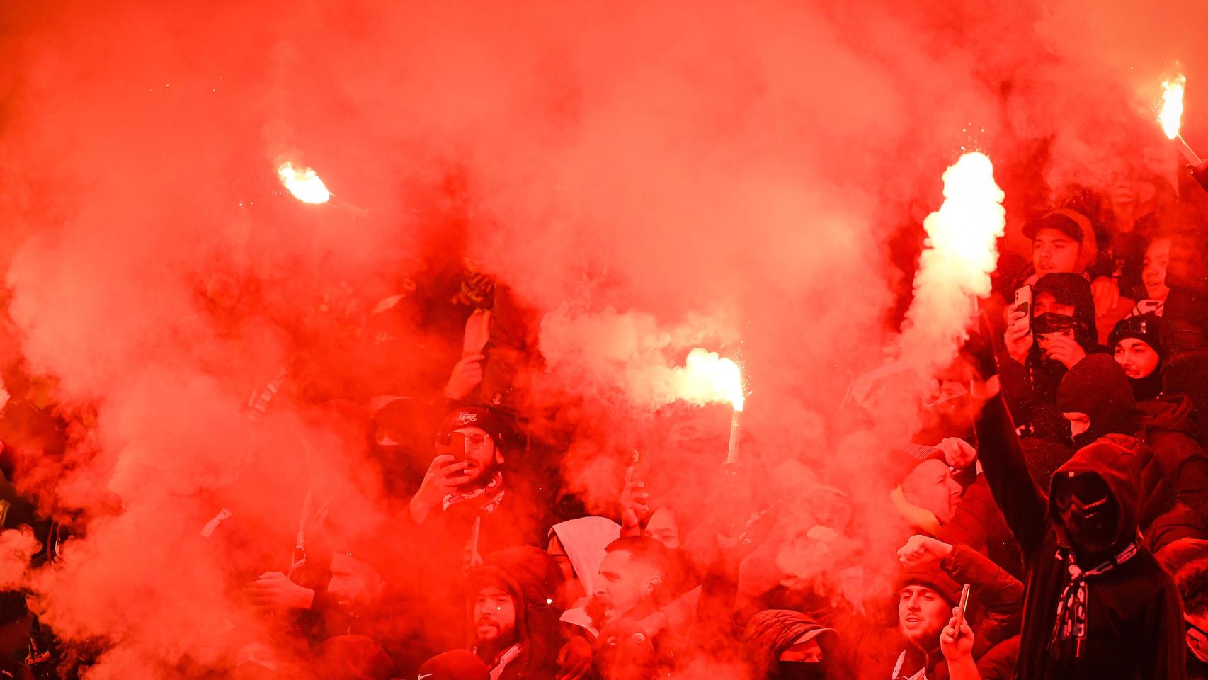 Los ultras, en las gradas de un partido de la liga francesa.