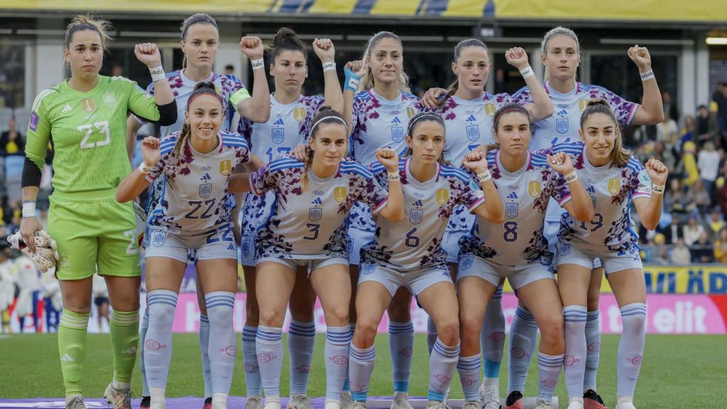 La protesta de la selección femenina, con el puño izquierdo en alto.