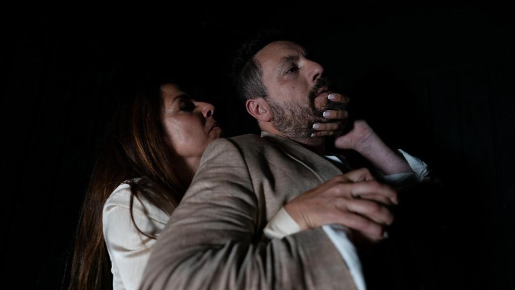 Susana Garrote y Didier Otaola en 'Está cierta mi muerte'. (Teatro de las Aguas). Fotografía: Ana Erdozain