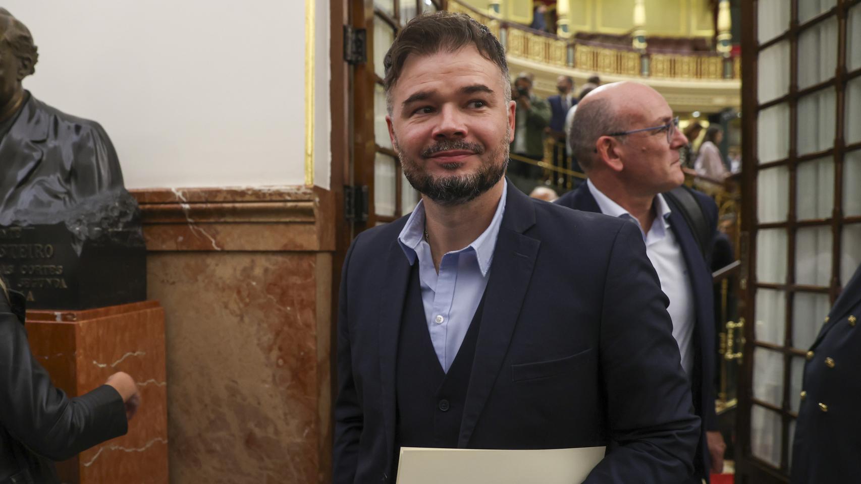 Gabriel Rufián, portavoz de ERC, abandona el hemiciclo del Congreso tras votarse la reforma del Reglamento