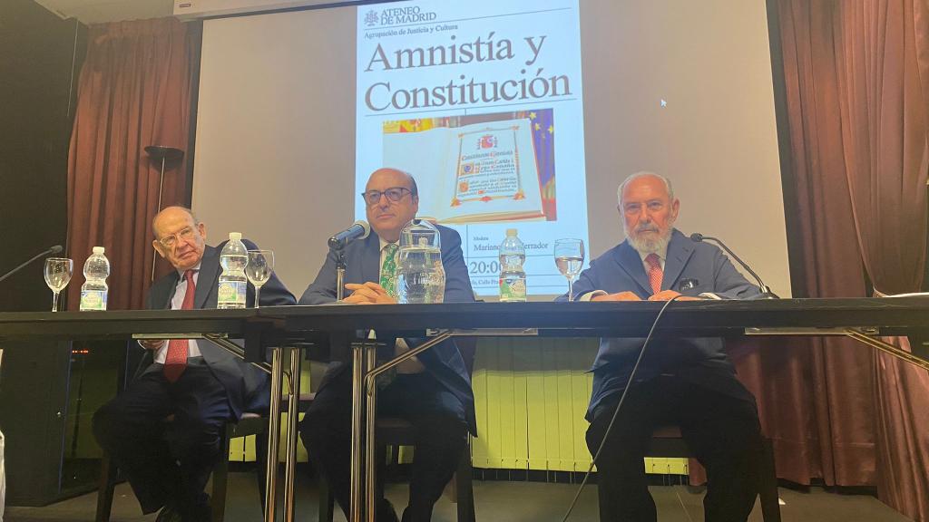 De izquierda a derecha, Enrique Gimbernat, el abogado Mariano José Herrador y Manuel Aragón.