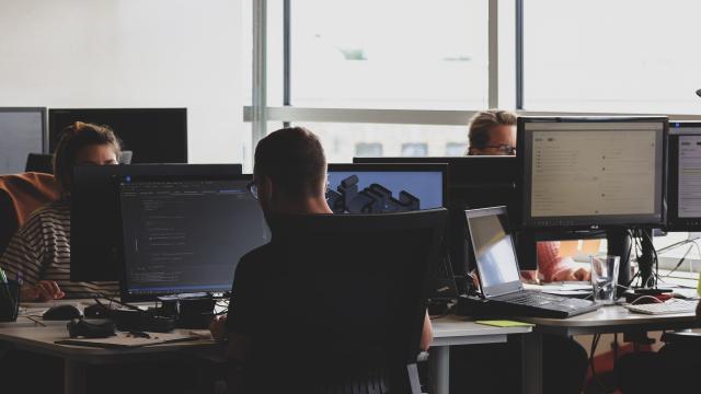 Personas trabajando en una oficina.