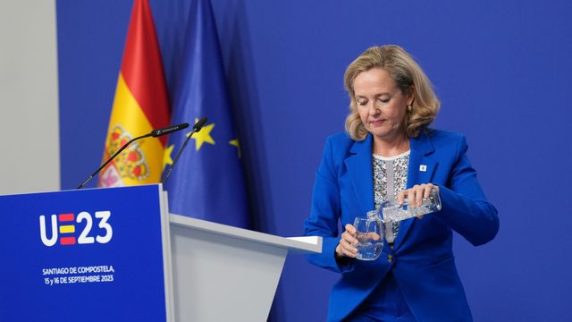 Nadia Calviño, sirviéndose un vaso de agua.