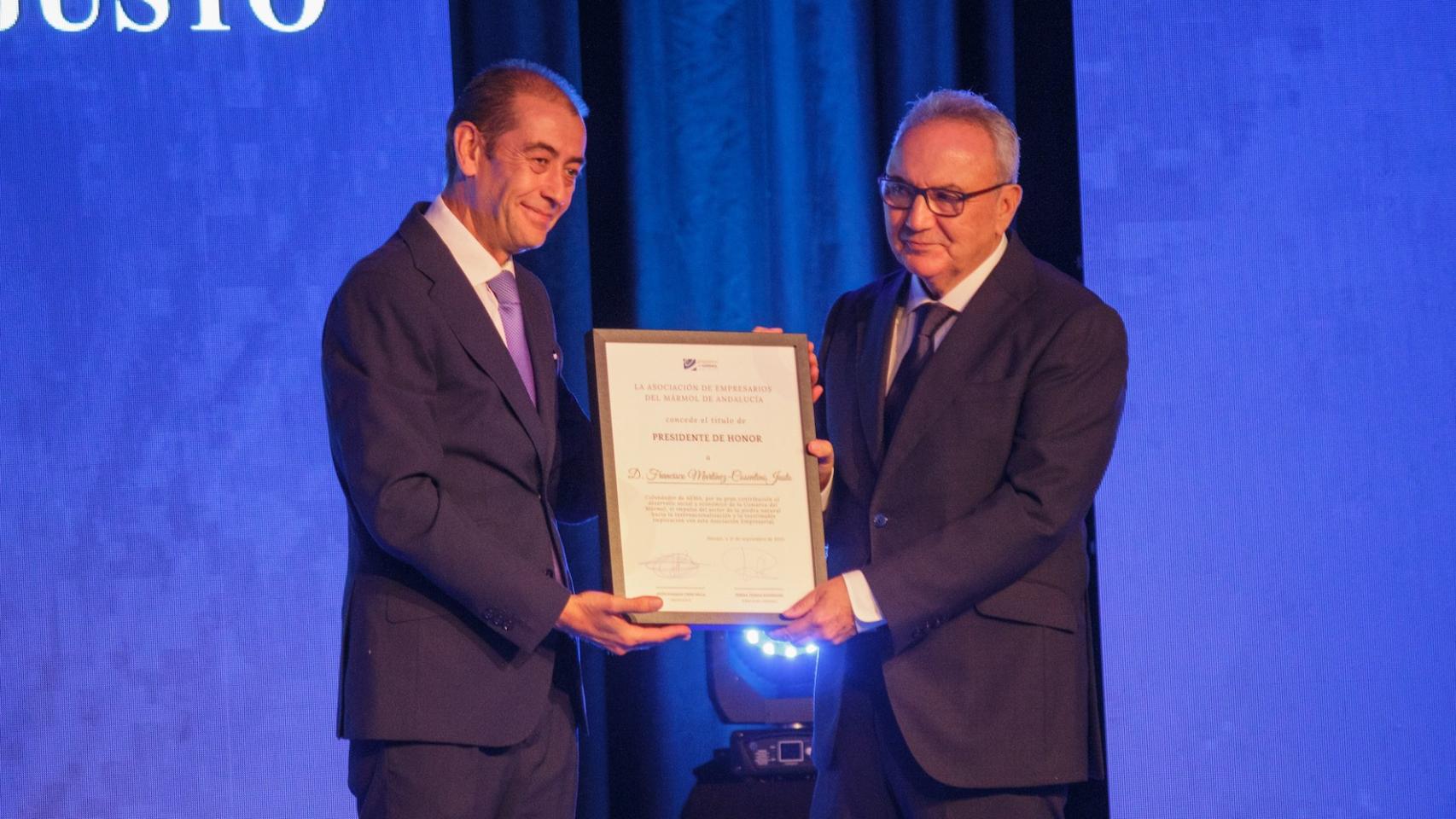 Francisco Martínez-Cosentino recibe el reconocimiento.