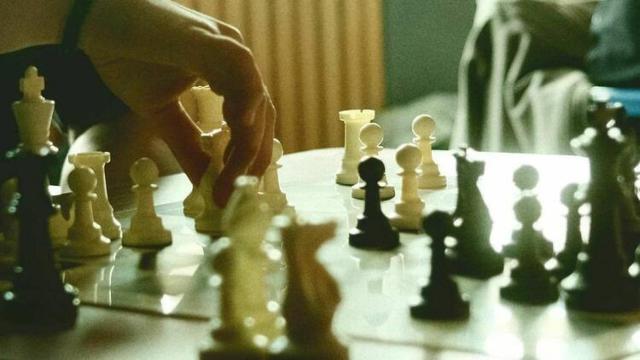 Conoce plan más moderno de Madrid que no te puedes perder este fin de semana: Ajedrez, DJ y cerveza.