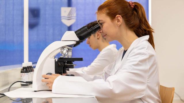 Dos alumnos de Medac.