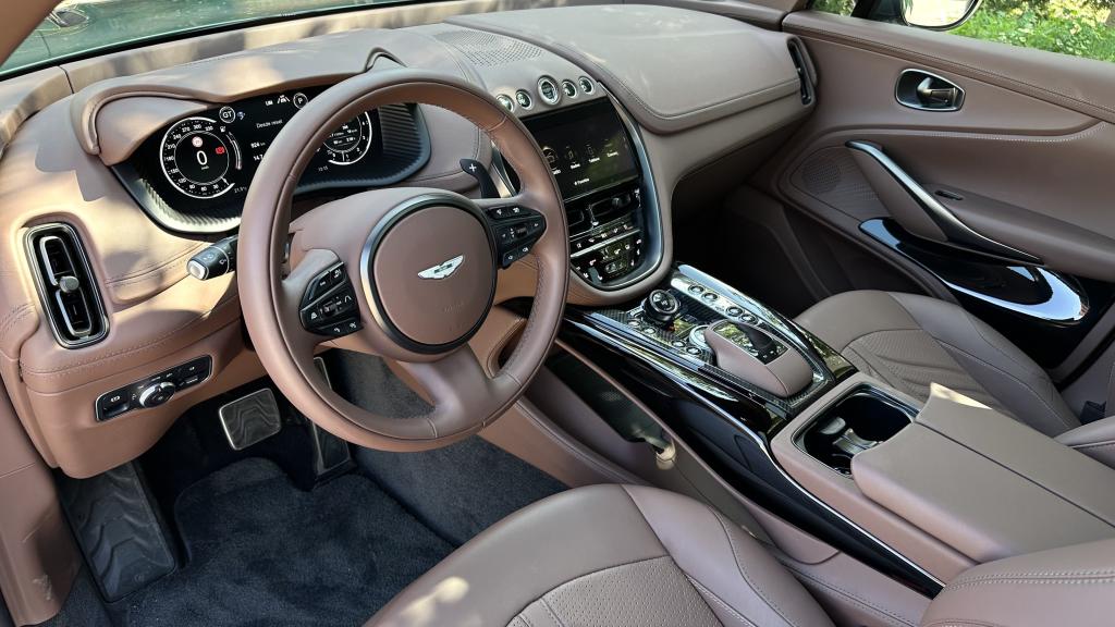 Aston Martin DBX707.