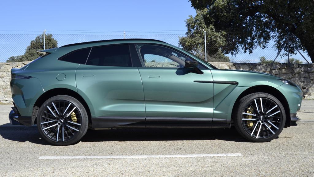 Aston Martin DBX707.