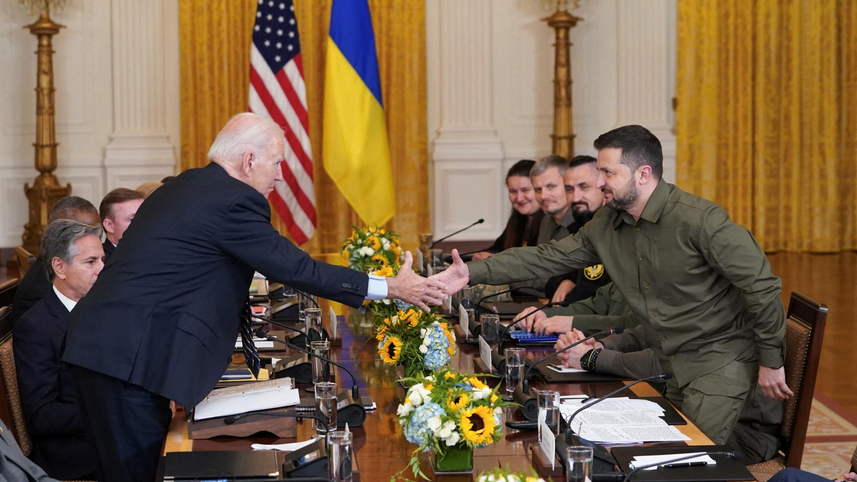 Biden y Zelenski se dan la mano durante una reunión en la Sala Este de la Casa Blanca, ayer.