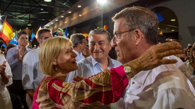 García Pelayo saluda a Núñez Feijòo en presencia de Antonio Sanz, consejero de Presidencia de la Junta andaluza.