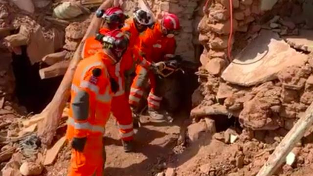 Los rescatistas sacando al burro de los escombros de una zona próxima a Marrakech.