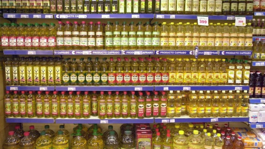 Imagen de archivo de un estante con distintos tipos de aceite en un supermercado de Madrid.