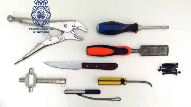 Parte de las herramientas requisadas al individuo.