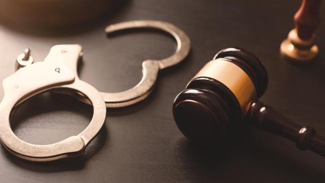 Unas esposas y un mazo de juez (iStock)
