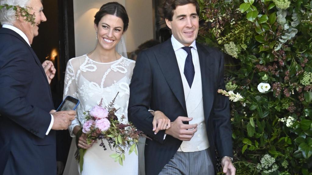Los novios saliendo de la iglesia tras darle el 'sí, quiero', este sábado día 23.