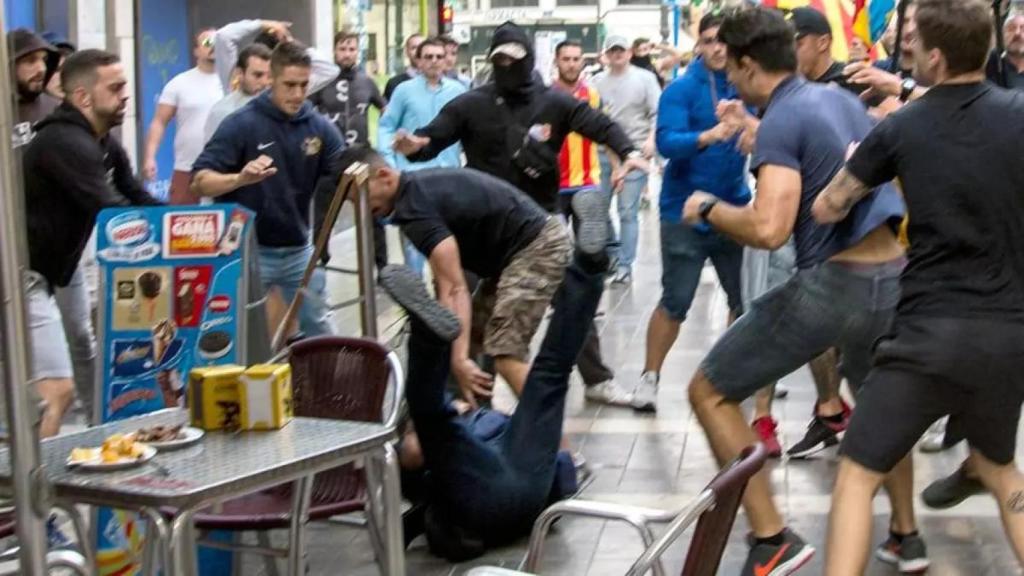 Los ultras agreden a un fotógrafo que cubría la manifestación.