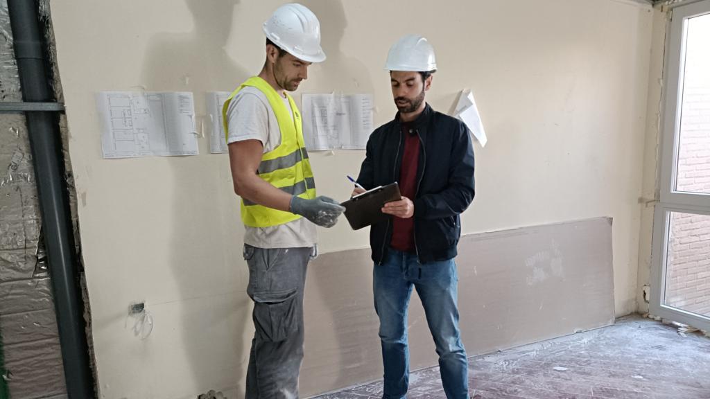 Nicolás Juárez (derecha) en las obras de una vivienda