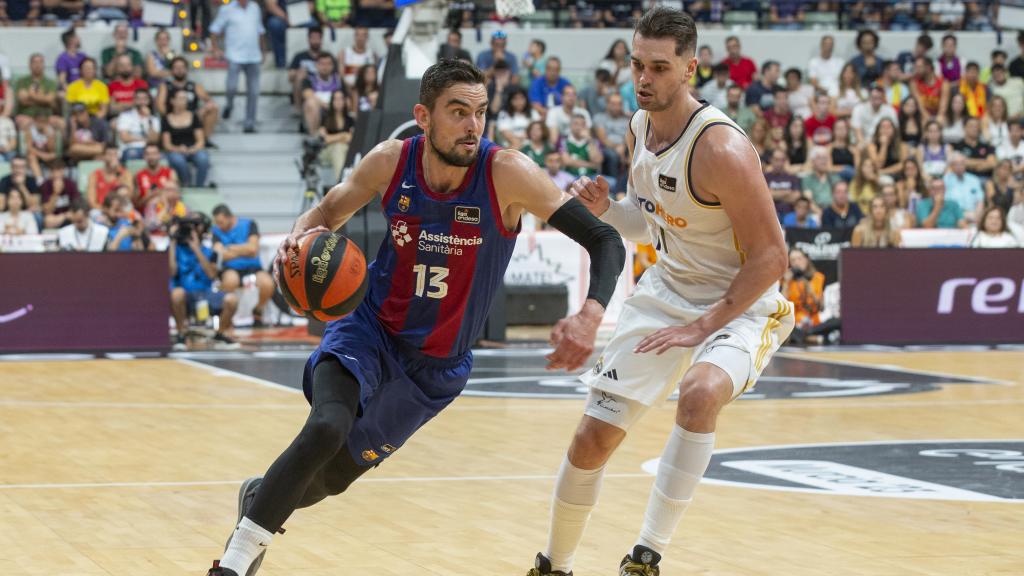 Tomas Satoransky bota el balón ante la defensa de Mario Hezonja