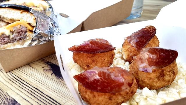 Las croquetas de Cañitas Maite y la hamburguesa Carbonara.