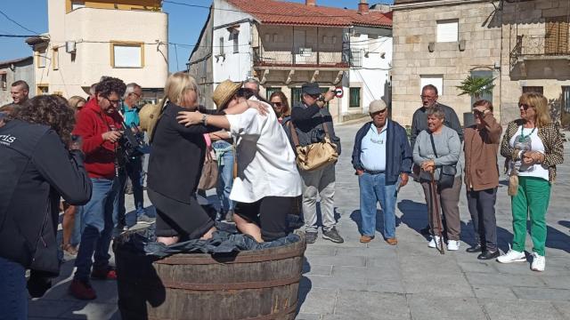 Pisada tradicional de la uva en la Fiesta de la Vendimia Ruta del Vino Arribes en Villarino