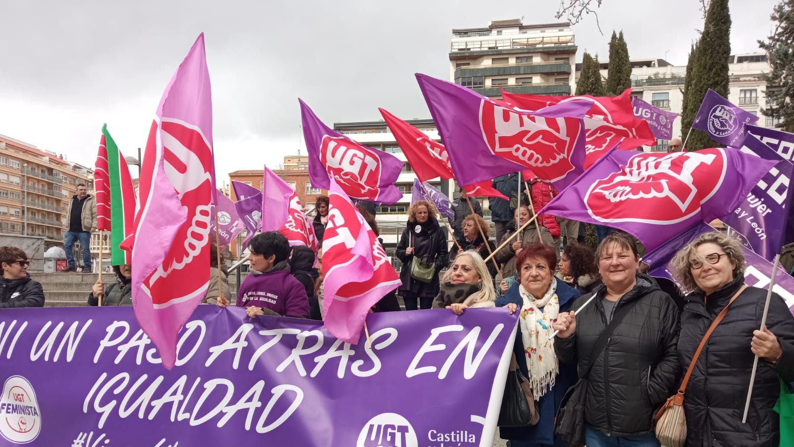 La Secretaria de Igualdad y Política Social, Mª Cruz Hernández, en una concentración de los sindicatos UGT y CCOO