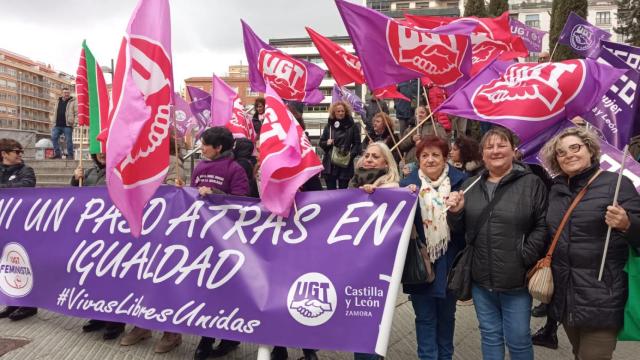 La Secretaria de Igualdad y Política Social, Mª Cruz Hernández, en una concentración de los sindicatos UGT y CCOO