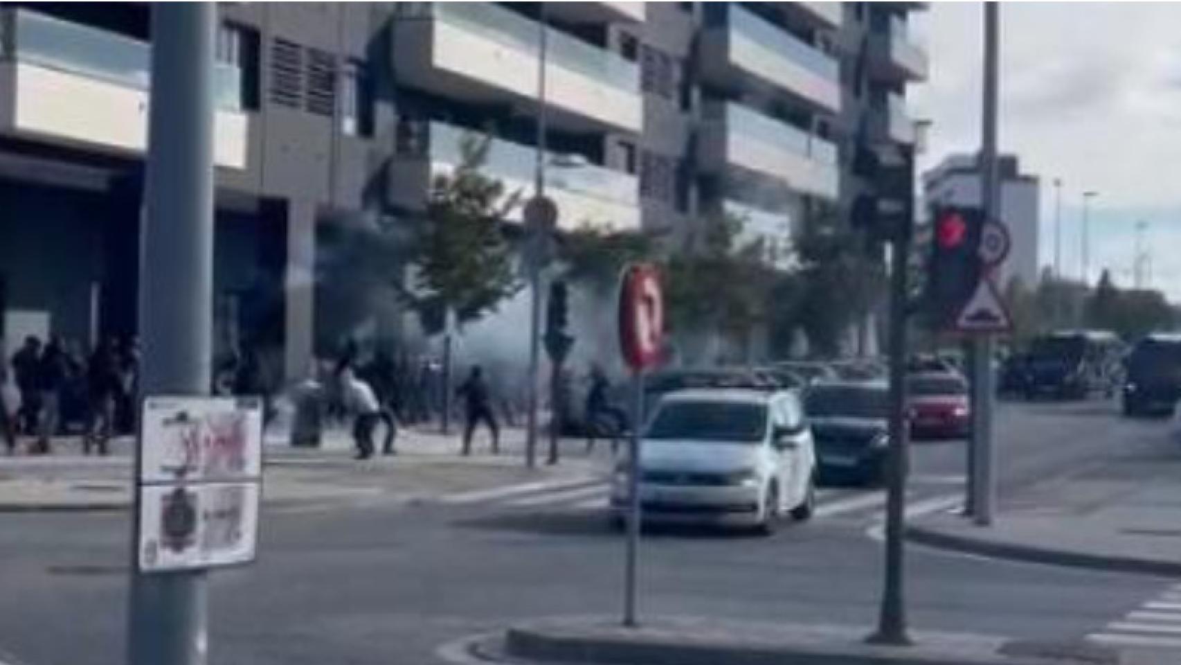 Momento del enfrentamiento entre los ultras del Sevilla y de Osasuna