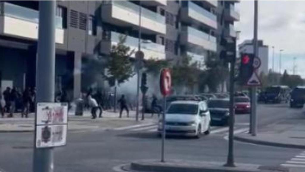 Momento del enfrentamiento entre los ultras del Sevilla y de Osasuna