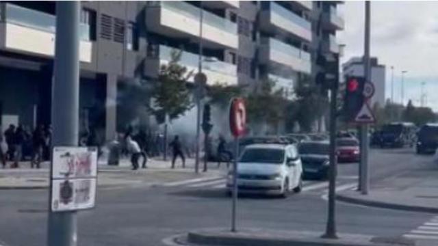 Momento del enfrentamiento entre los ultras del Sevilla y de Osasuna