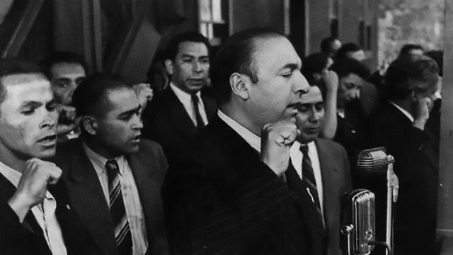 Con el puño en alto, Neruda reivindicó a Lenin: “Para cantarte debo decir adiós a las palabras”. Foto: Biblioteca Nacional de Chile