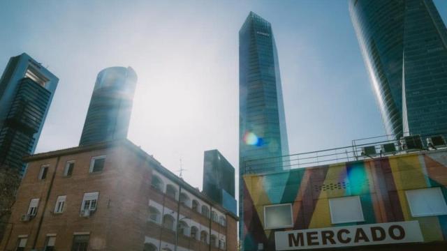 La Colonia de San Cristóbal junto a las Cuatro Torres