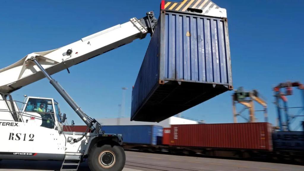 Un manipulador de contenedores trabaja en el puerto de Valencia.