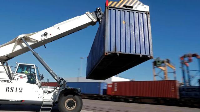 Un manipulador de contenedores trabaja en el puerto de Valencia.