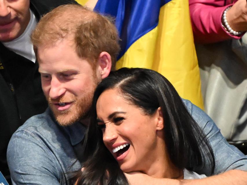 Harry de Inglaterra junto a su esposa, Meghan, en una fotografía reciente, en Alemania.