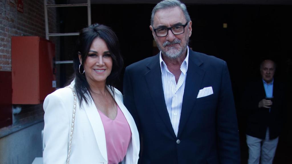 Carlos Herrera junto a Pepa Gea, su razón de amor, en un acto público reciente.