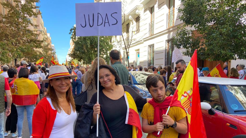 Carmen, una manifestante contra Pedro Sánchez