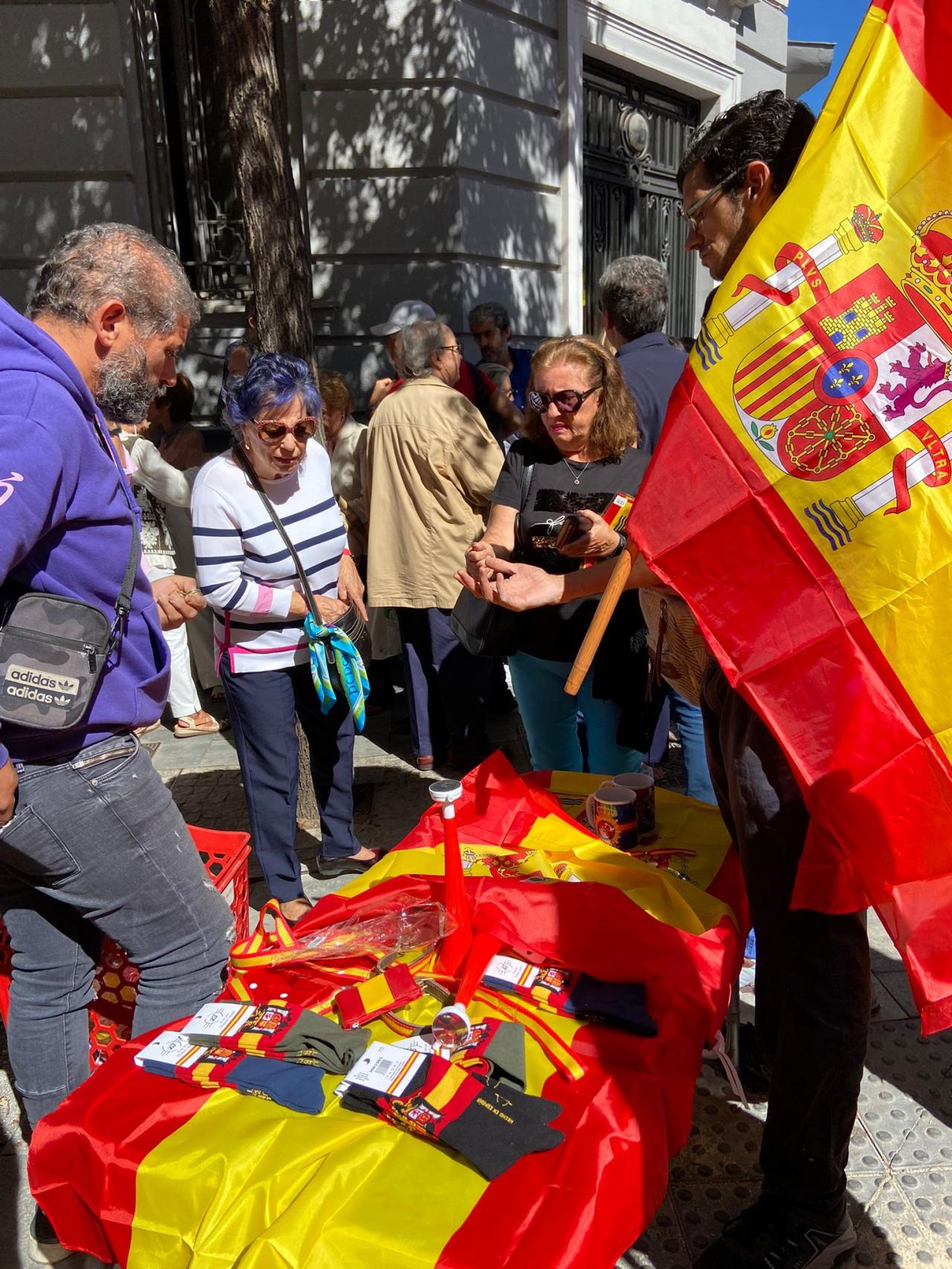 Vendedores ambulantes intentan hacer negocio durante el mitin