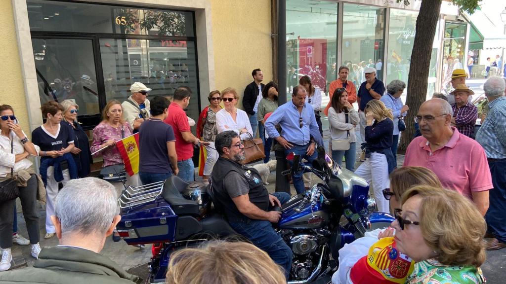 Manifestantes escuchan los discursos desde la radio de una moto