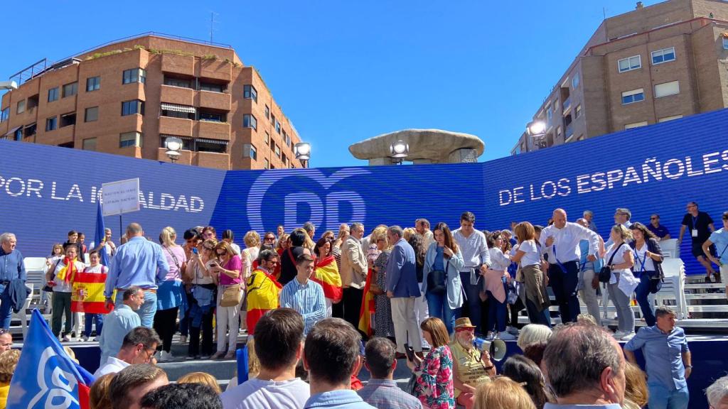 Los asistentes suben al escenario al concluir el acto
