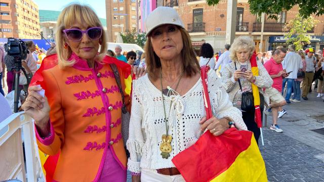Manifestantes siguen los discursos desde el móvil