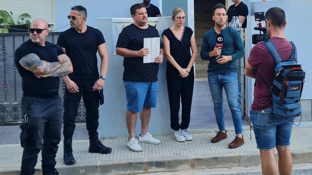 Los propietarios, Víctor y Rosa, junto al equipo de Cuatro al Día y la empresa de desokupación.