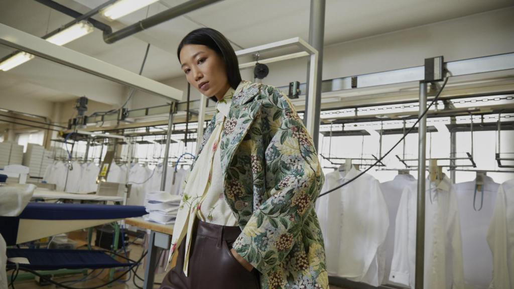 Fotografía de modelo luciendo blusa y chaqueta con bordado floral de la firma.