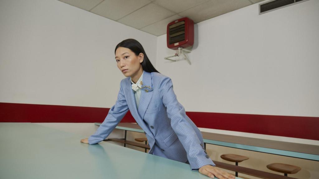 El traje en azul bebé se adelanta como uno de los 'total looks' estrella de la temporada.